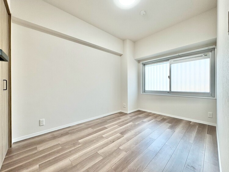 寝室 ベッドも十分に設置するスペースがあります。