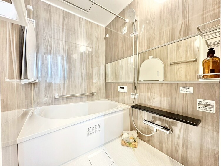風呂 一日の疲れを癒すバスルームは、心地よいリラックスを叶える清潔感溢れる空間です。（施工中）