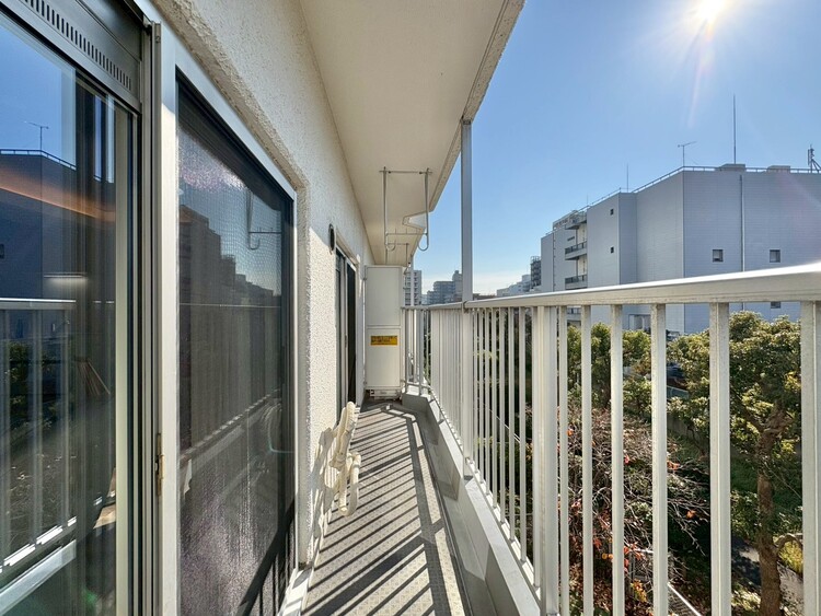 バルコニー 暮らしの中で、光と風を演出してくれるバルコニー。