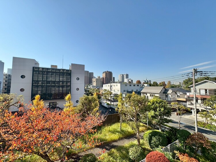 バルコニー 窓を開けると広がる青空。心をリフレッシュして日々を過ごしていきましょう。