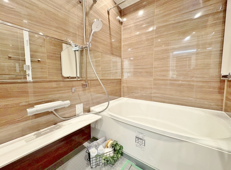 風呂 一日の疲れを癒すバスルームは、心地よいリラックスを叶える清潔感溢れる空間です。