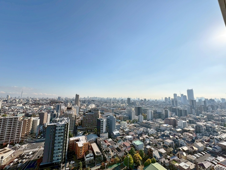 バルコニー 窓を開けると広がる青空。心をリフレッシュして日々を過ごしていきましょう。