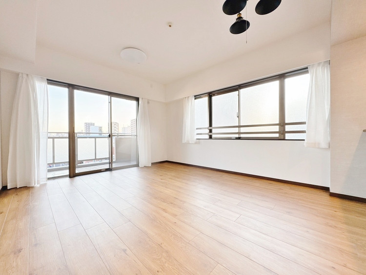 居間 居心地の良い空気感は、暮らしのステージを彩り、心からのやすらぎと満足感を与えてくれます。