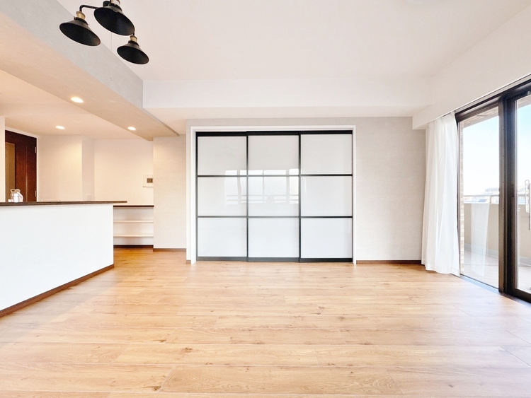 居間 飾り過ぎないシンプルな内装と偏り過ぎないデザインで統一しました。