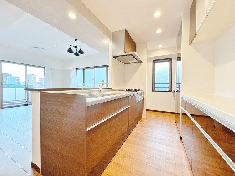 キッチン スマートな意匠と充実の機能を備えたキッチンが、暮らしにおいしい彩りを添えます。