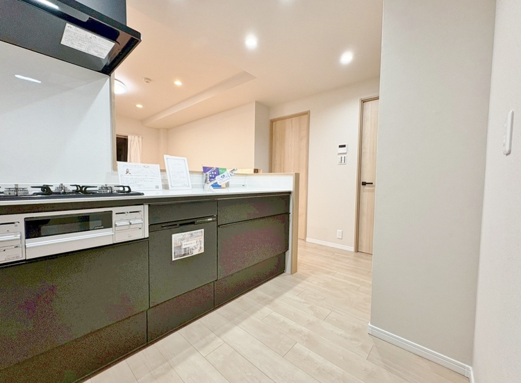 キッチン スマートな意匠と充実の機能を備えたキッチンが、暮らしにおいしい彩りを添えます。