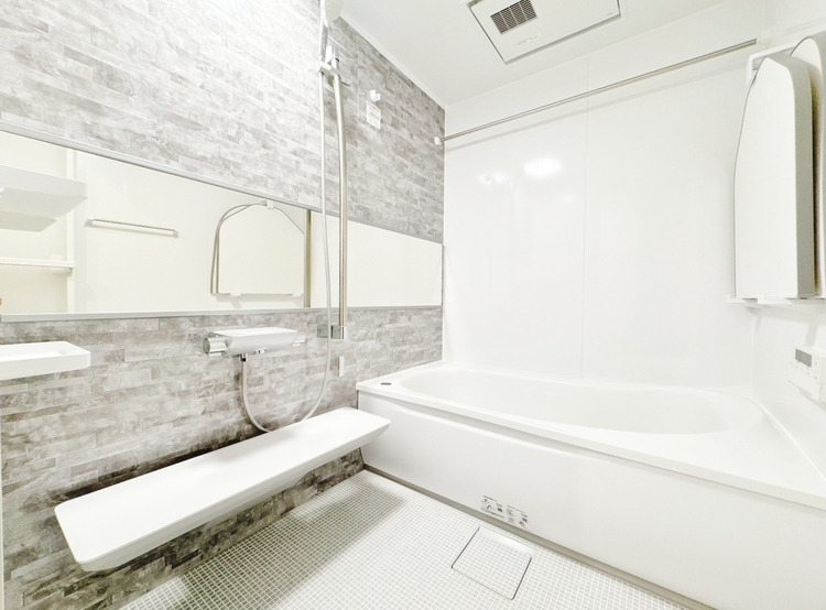 風呂 一日の疲れを癒すバスルームは、心地よいリラックスを叶える清潔感溢れる空間です。