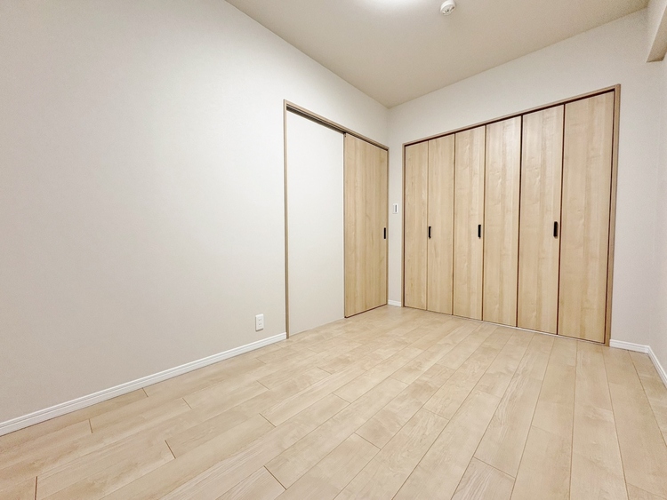 寝室 ベッドも十分に設置するスペースがあります。