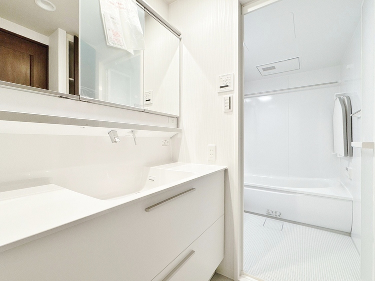 トイレ 清潔感と心地よさを重視した、上質感漂うパウダールーム。