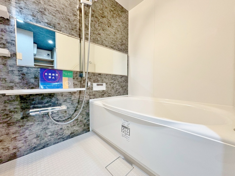 風呂 一日の疲れを癒すバスルームは、心地よいリラックスを叶える清潔感溢れる空間です。