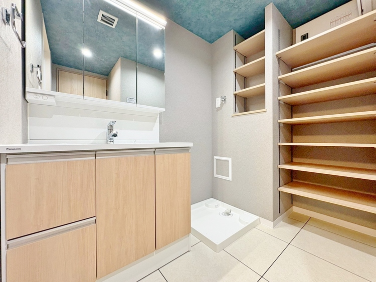 洗面 清潔感と心地よさを重視した、上質感漂うパウダールーム。