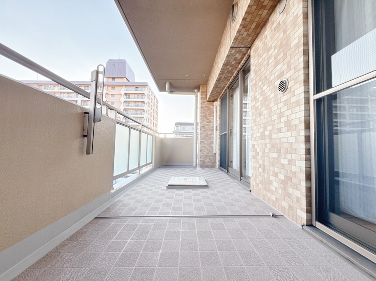 バルコニー 暮らしの中で、光と風を演出してくれるバルコニー。