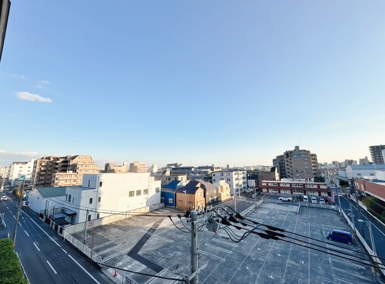 バルコニー 窓を開けると広がる青空。心をリフレッシュして日々を過ごしていきましょう。