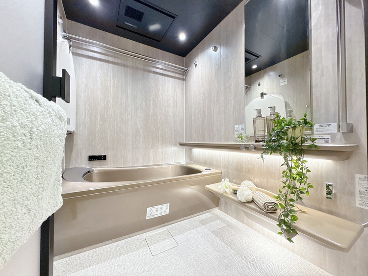 風呂 一日の疲れを癒すバスルームは、心地よいリラックスを叶える清潔感溢れる空間です。