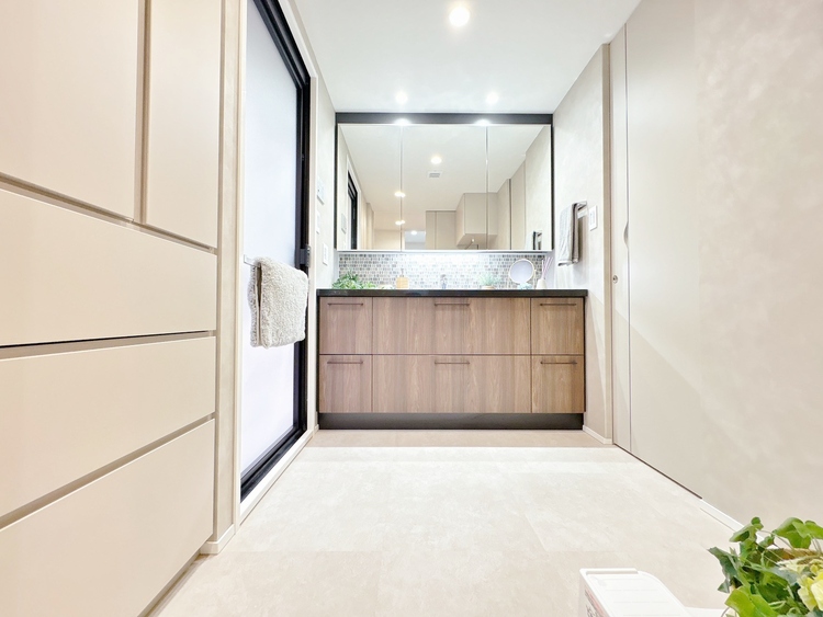 トイレ 何かと物が増える場所だからこそ、スッキリと見映えの良い空間に。