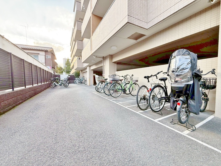 設備 きちんと整備された駐輪場。住む方の心遣いが感じられます。