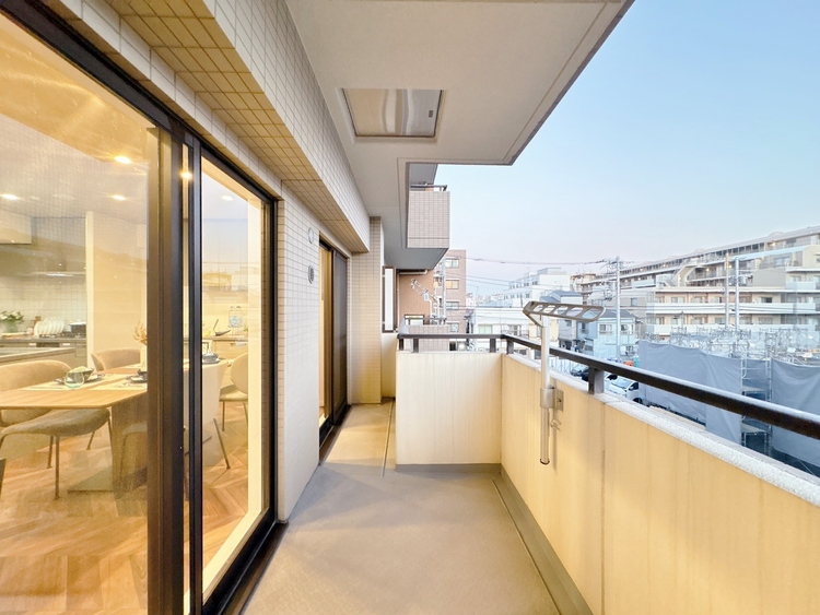 バルコニー 暮らしの中で、光と風を演出してくれるバルコニー。