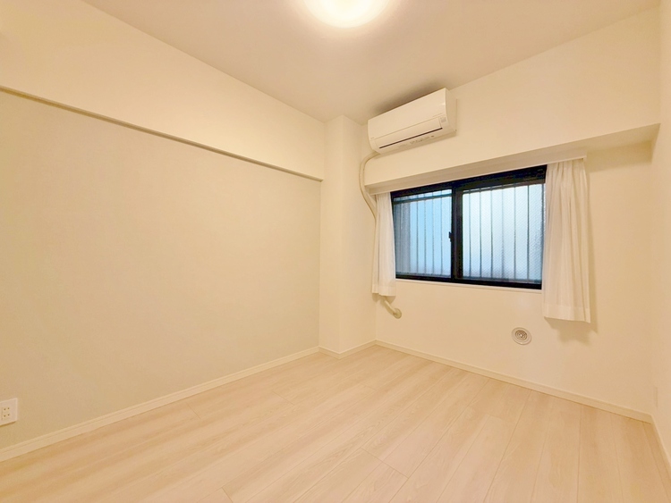 寝室 ベッドも十分に設置するスペースがあります。