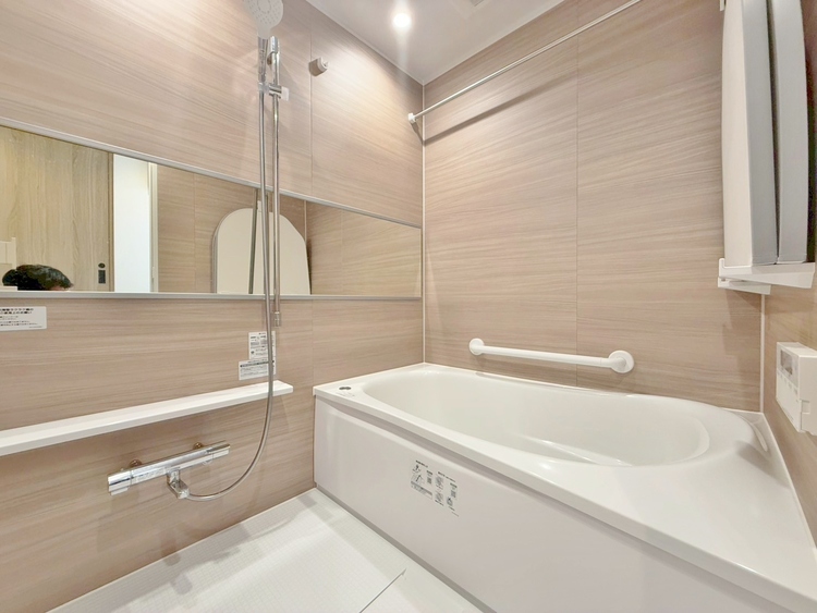 風呂 一日の疲れを癒すバスルームは、心地よいリラックスを叶える清潔感溢れる空間です。