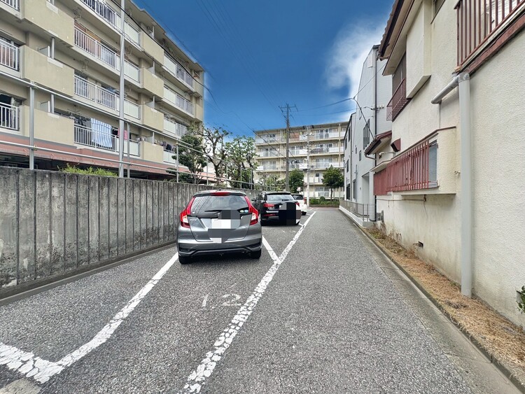 駐車場 本物件の駐車スペースです。車種制限のある場合もございますので、お気軽にお問い合わせくださいませ。