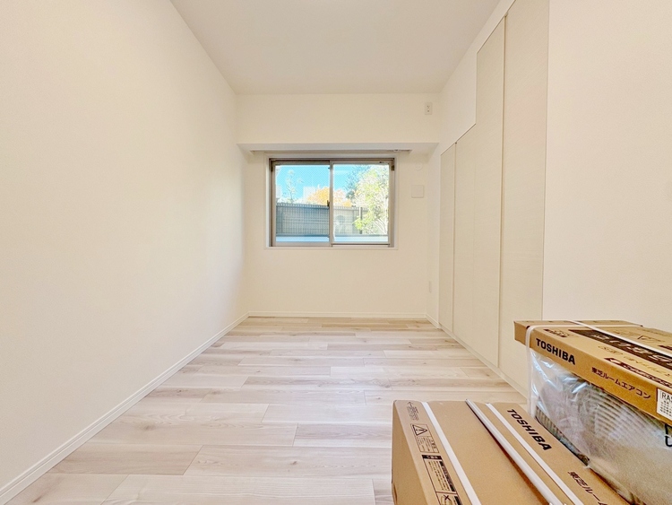 寝室 ベッドも十分に設置するスペースがあります。