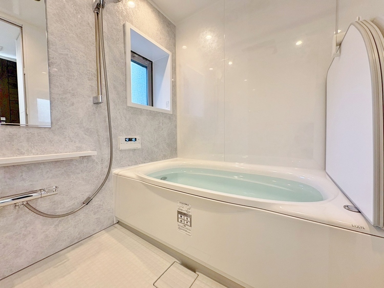 風呂 一日の疲れを癒すバスルームは、心地よいリラックスを叶える清潔感溢れる空間です。