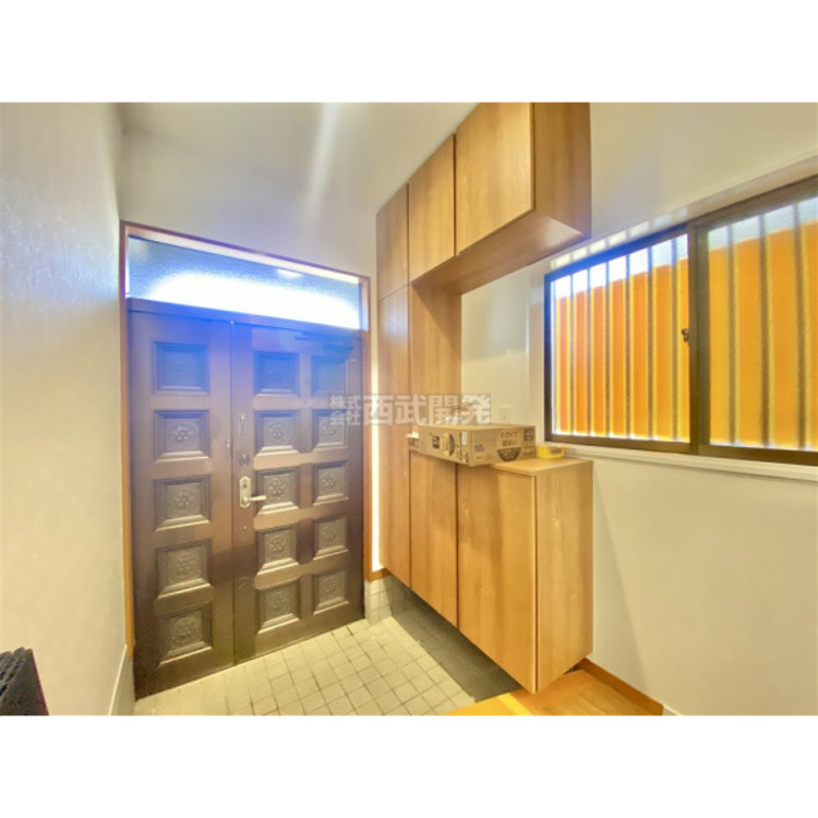 玄関 大きなシューズボックス。中の棚板は可動式なのでブーツや長靴なども楽々収納できます。