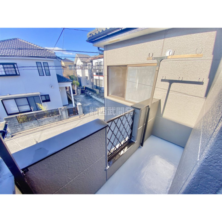 バルコニー 太陽の光が射し込むバルコニーは、洗濯物を干すのが楽しくなりますね。