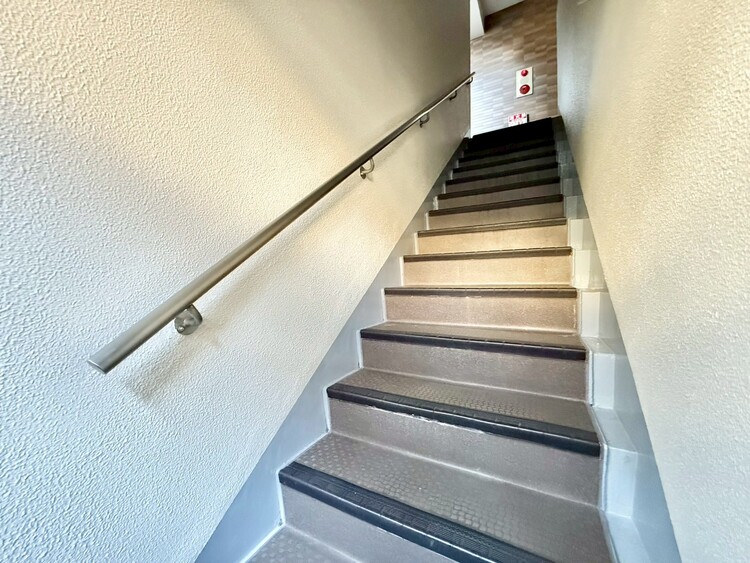その他 共用部の階段です。明るく清潔に管理されています。
