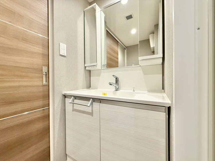 その他 清潔感を感じられる洗面化粧台。