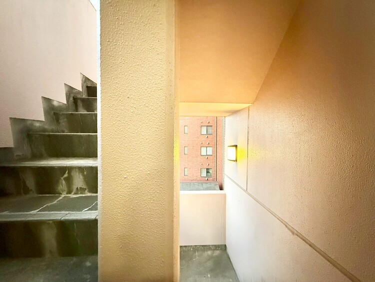 その他 共用部の階段です。明るく清潔に管理されています。