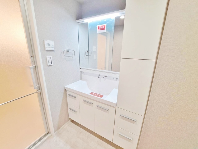 その他 清潔感を感じられる洗面化粧台。