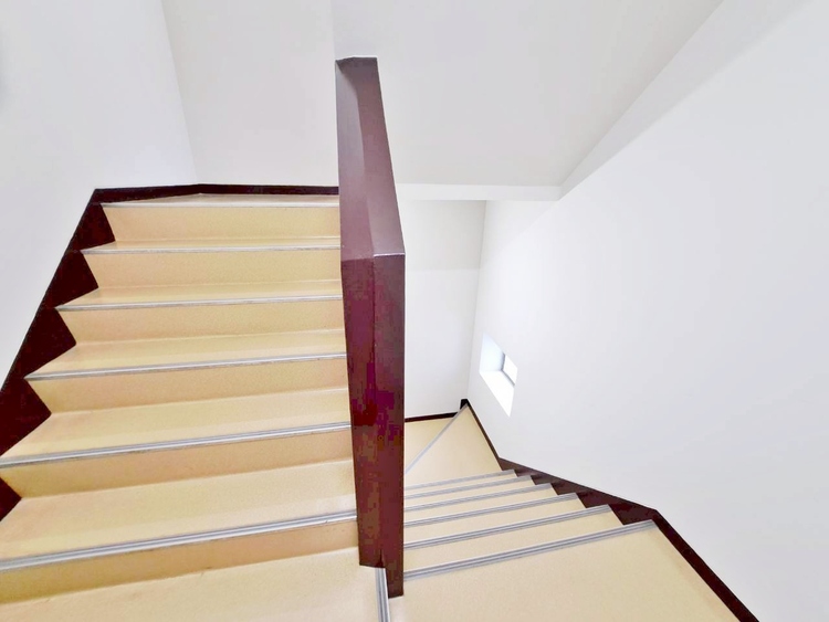 その他 共用部の階段です。明るく清潔に管理されています。