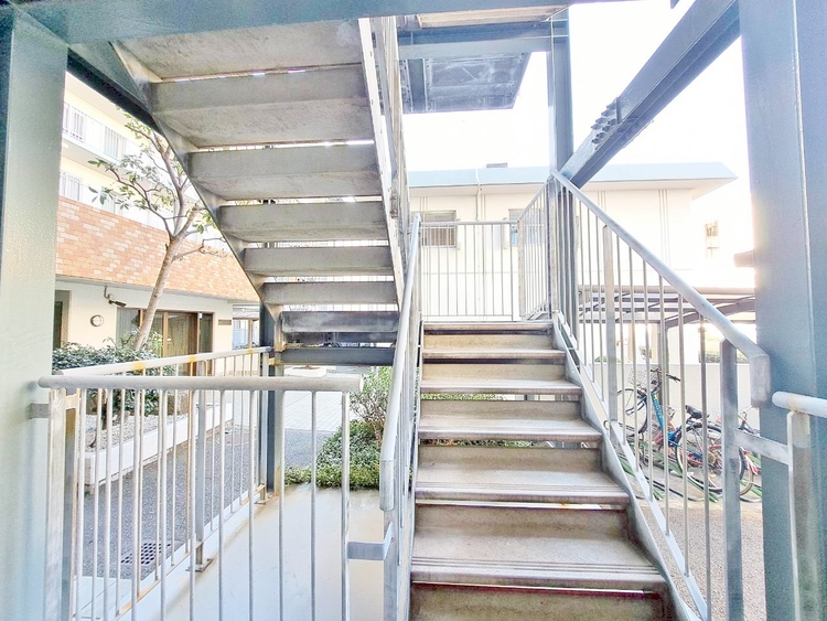 その他 共用部の階段です。明るく清潔に管理されています。