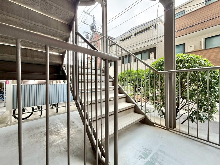 その他 共用部の階段です。明るく清潔に管理されています。