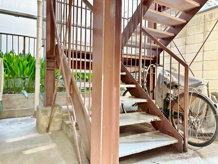 その他 共用部の階段です。明るく清潔に管理されています。