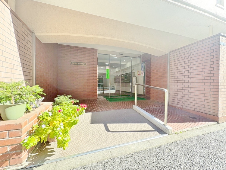 その他 上質感漂う玄関アプローチです。