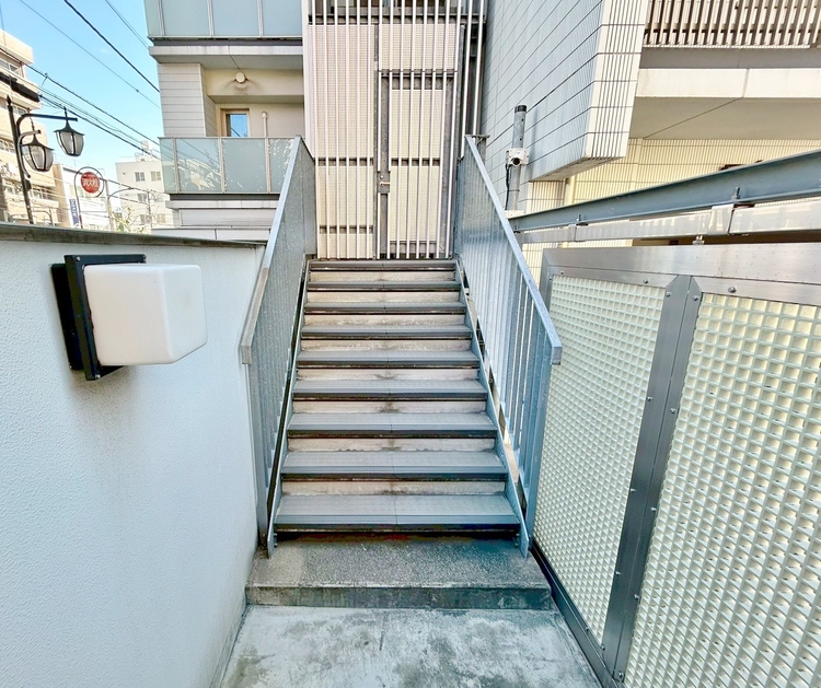 その他 共用部の階段です。明るく清潔に管理されています。