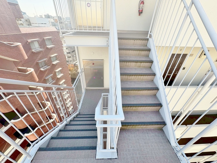 その他 共用部の階段です。明るく清潔に管理されています。