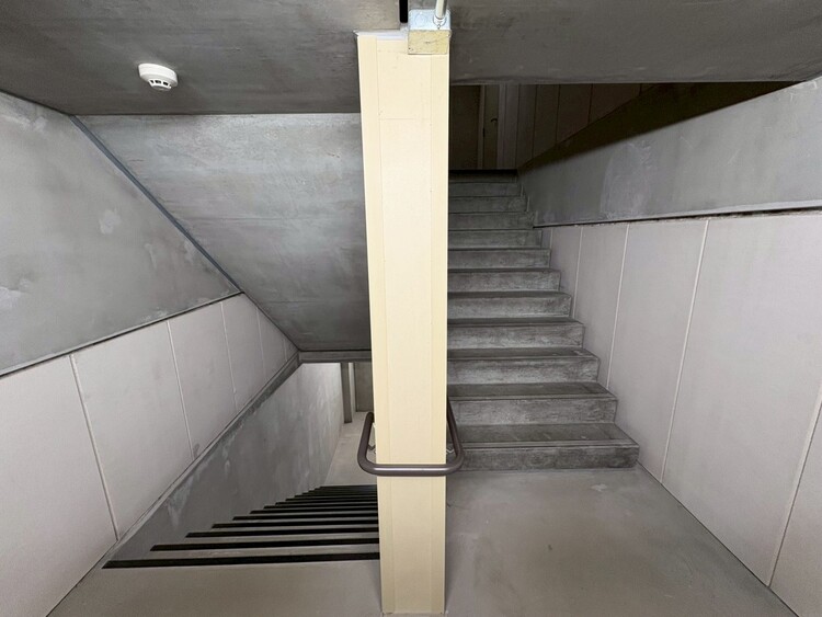 その他 共用部の階段です。明るく清潔に管理されています。