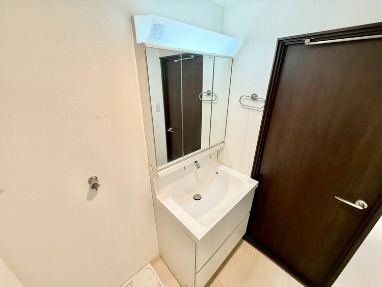 その他 清潔感を感じられる洗面化粧台。