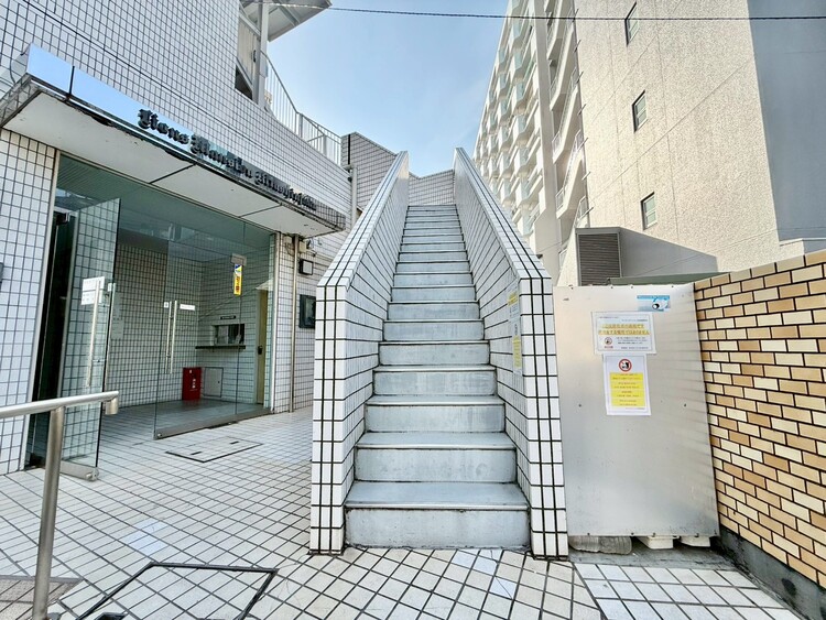 その他 共用部の階段です。明るく清潔に管理されています。