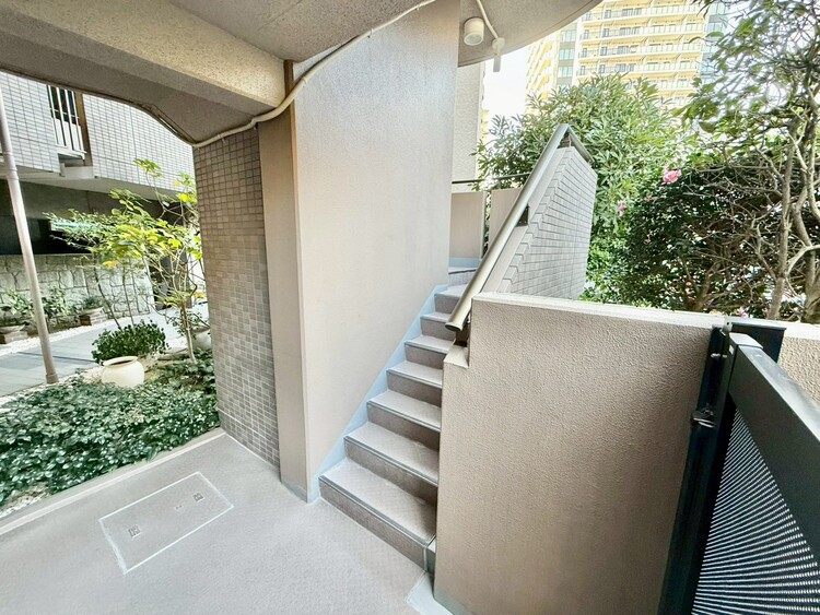 その他 共用部の階段です。明るく清潔に管理されています。