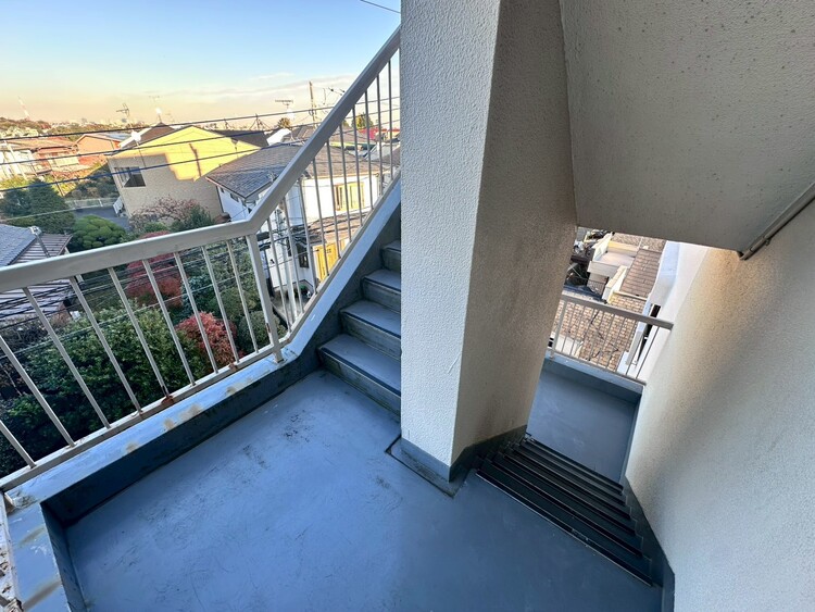 その他 共用部の階段です。明るく清潔に管理されています。