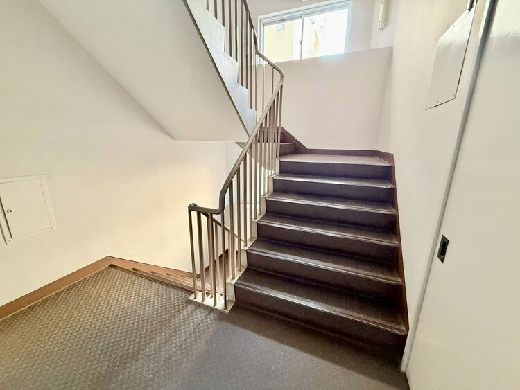 その他 共用部の階段です。明るく清潔に管理されています。