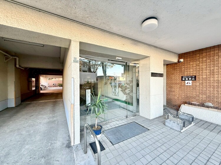 その他 上質感漂う玄関アプローチです。