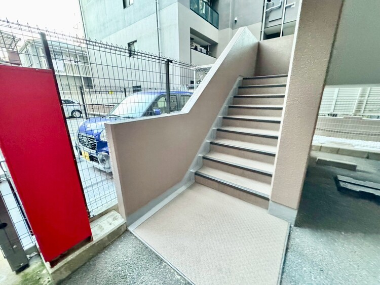 その他 共用部の階段です。明るく清潔に管理されています。