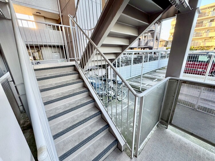 その他 共用部の階段です。明るく清潔に管理されています。