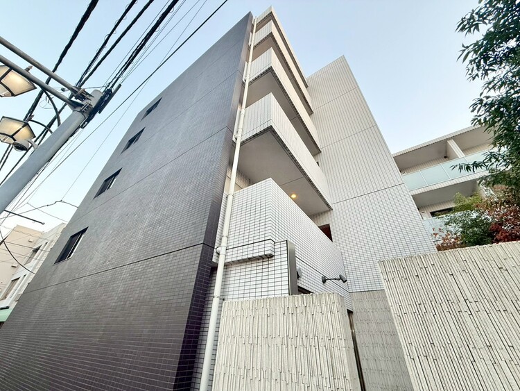 その他 共用部の階段です。明るく清潔に管理されています。