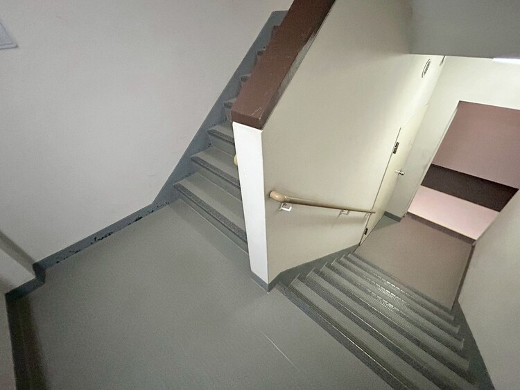 その他 共用部の階段です。明るく清潔に管理されています。